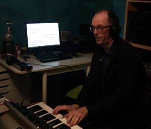 Frank aan het werk in zijn thuisstudio (eigen foto)