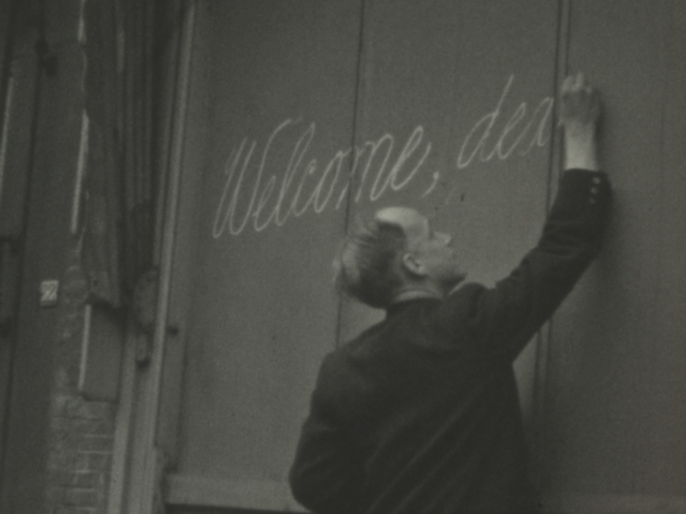 man schrijft Dear liberators op Wirdumerdijk