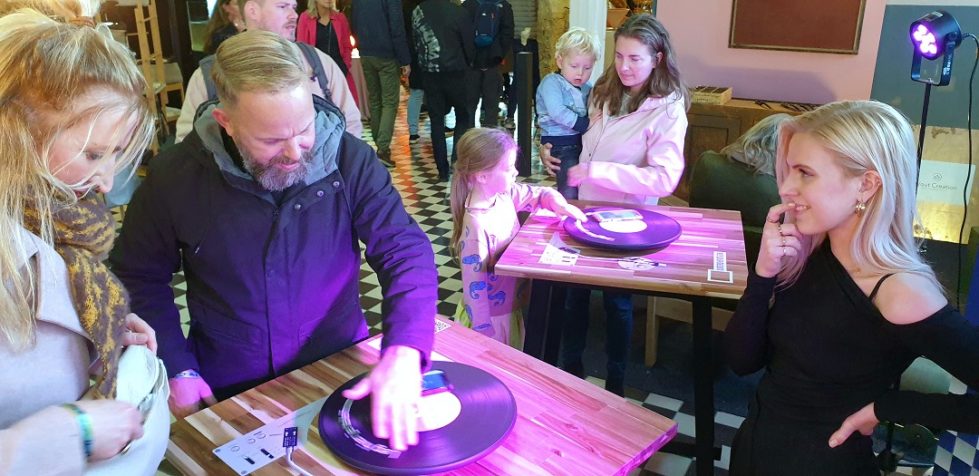 Bezoekers van de Dutch Design Week 2021 proberen Groef uit