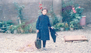 Fotot van de Iraanse filmmaker Farahnaz Sharifi als jong meisje